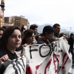 Il corteo degli studenti per le strade di Napoli (foto Andrea Baldo)