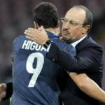 Il tecnico del Napoli Rafa Benitez abbraccia Gonzalo Higuain. Ansa