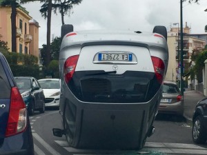 Mercedes si ribalta in via Manzoni